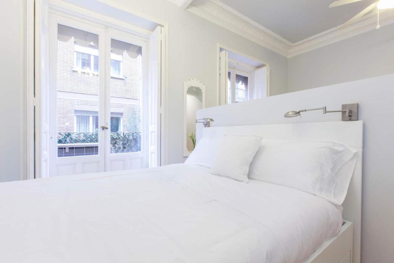 Charming Gran Via Luna Madrid Bagian luar foto